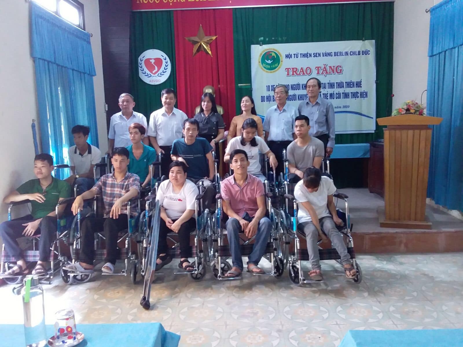 sen vang berlin trao tang 10 xe lan cho nguoi khuyet tat va tre mo coi tinh thua thien hue