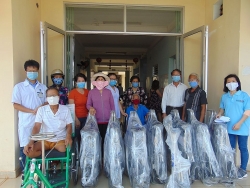vnah trao cac dung cu cho 28 nguoi khuyet tat dong nai