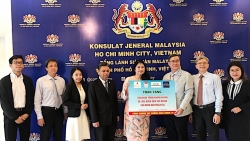 hufo hoi huu nghi viet nam singapore thanh pho ho chi minh trao tang 10000 khau trang giup nuoc ban phong chong covid 19