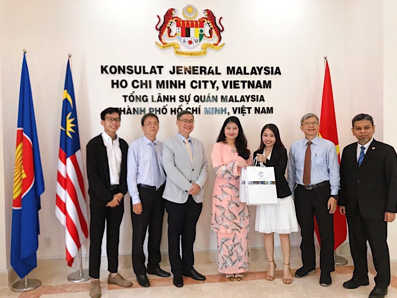 hufo trao tang 7500 khau trang va 100 lit dung dich sat khuan cho nhan dan malaysia