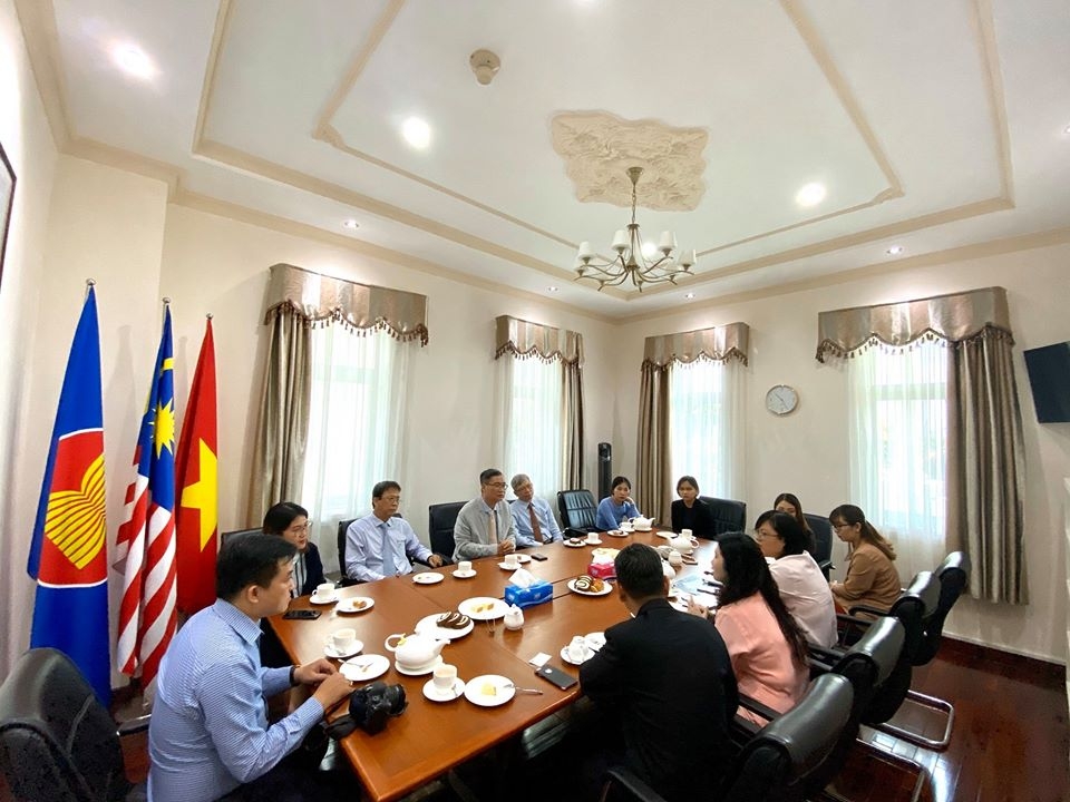 hufo trao tang 7500 khau trang va 100 lit dung dich sat khuan cho nhan dan malaysia