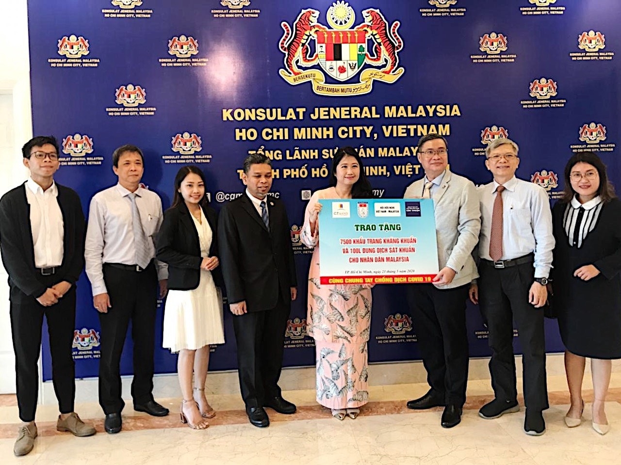 hufo trao tang 7500 khau trang va 100 lit dung dich sat khuan cho nhan dan malaysia