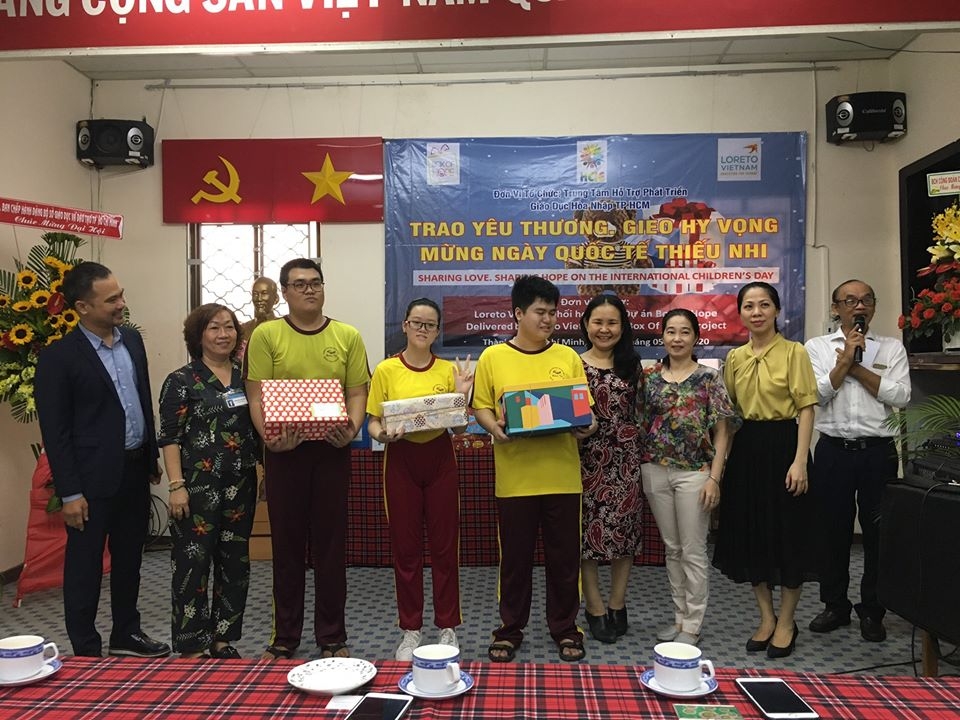 hufo trao tang 7500 khau trang va 100 lit dung dich sat khuan cho nhan dan malaysia