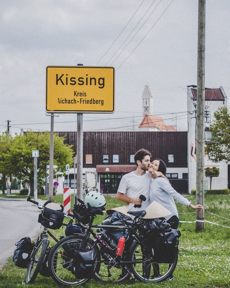 cap doi vo viet chong phap dap xe qua 18 quoc gia de gay quy cho tre em ngheo