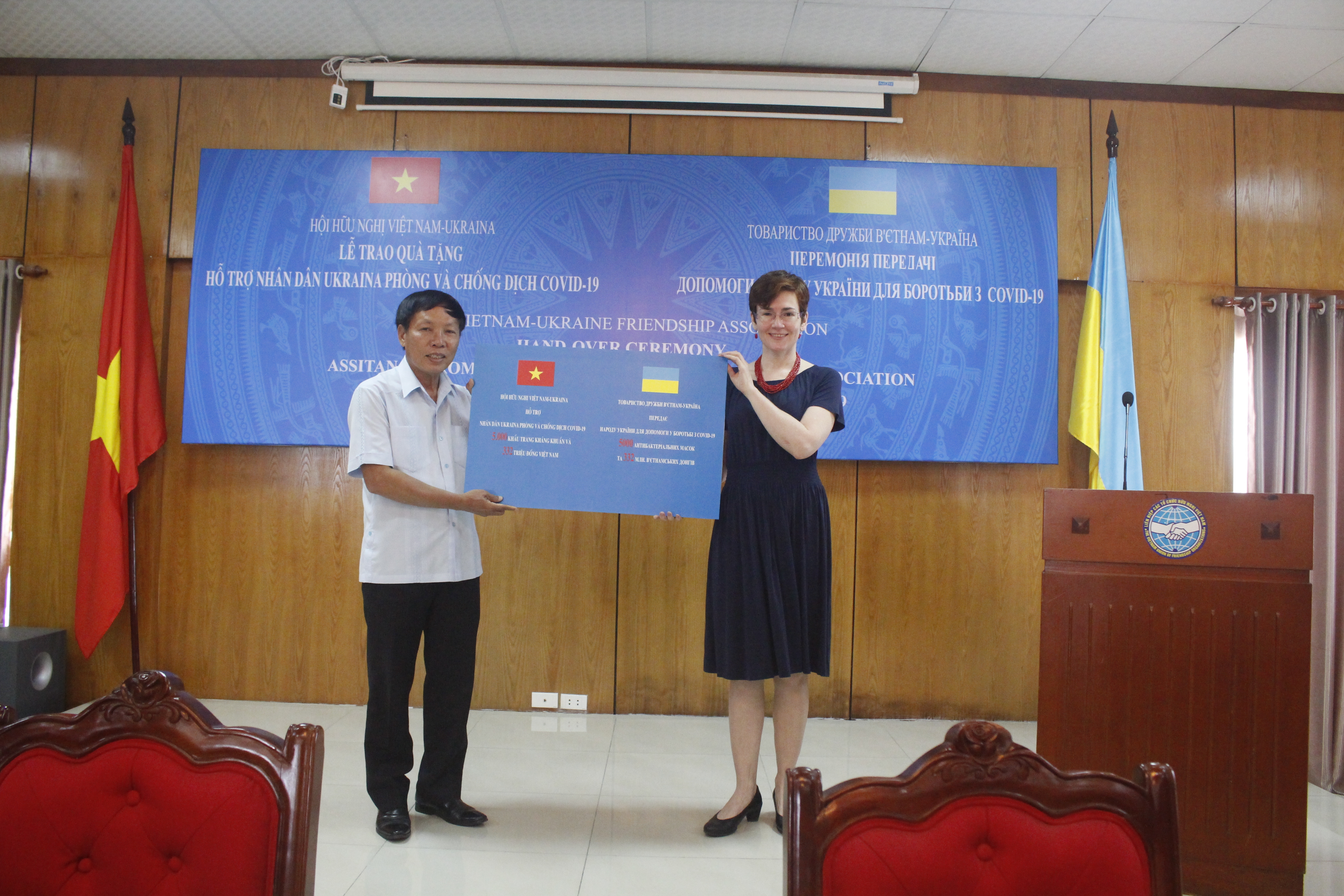 hoi huu nghi viet nam ukraina trao 5000 khau trang va 332 trieu dong giup nhan dan nuoc ban chong covid 19