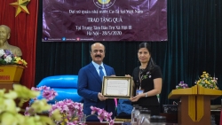 dai su nha nuoc qatar tai viet nam trao 100 trieu dong qua tang cho trung tam bao tro xa hoi 3 ha noi