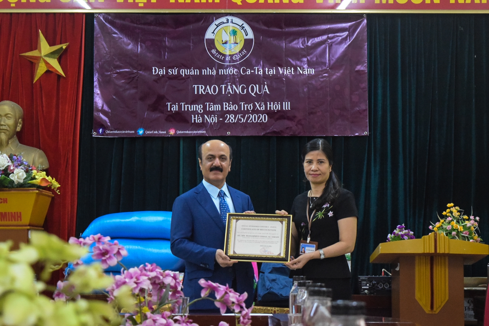 dai su nha nuoc qatar tai viet nam trao 100 trieu dong qua tang cho trung tam bao tro xa hoi 3 ha noi