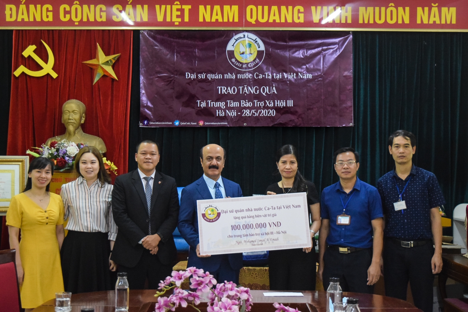 dai su nha nuoc qatar tai viet nam trao 100 trieu dong qua tang cho trung tam bao tro xa hoi 3 ha noi