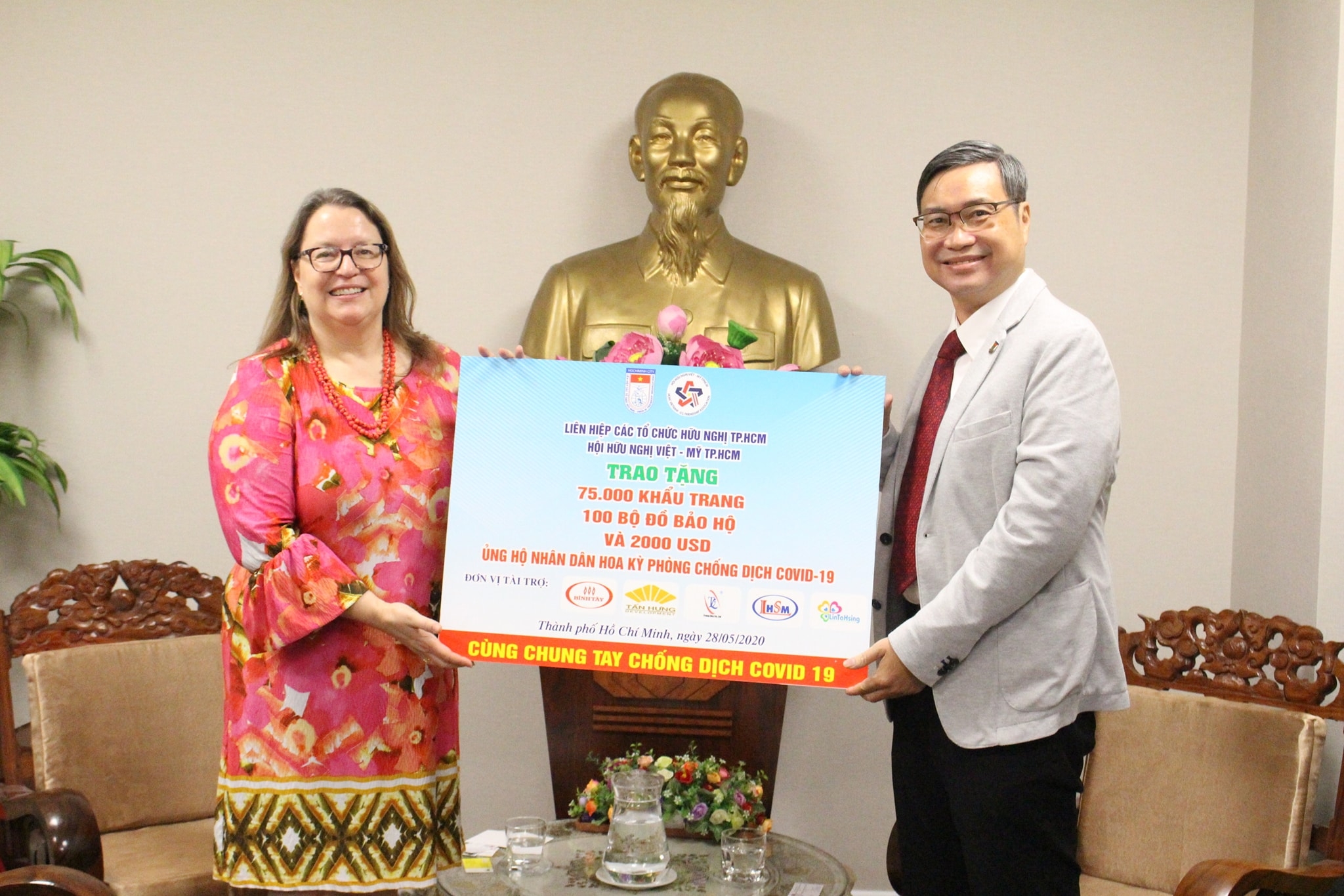 hufo trao tang 75000 khau trang cung nhieu vat tu y te giup nhan dan hoa ky chong covid 19