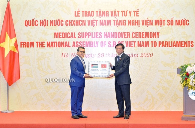 quoc hoi viet nam tang vat tu y te giup nghi vien cac nuoc chau phi trung dong chong covid 19