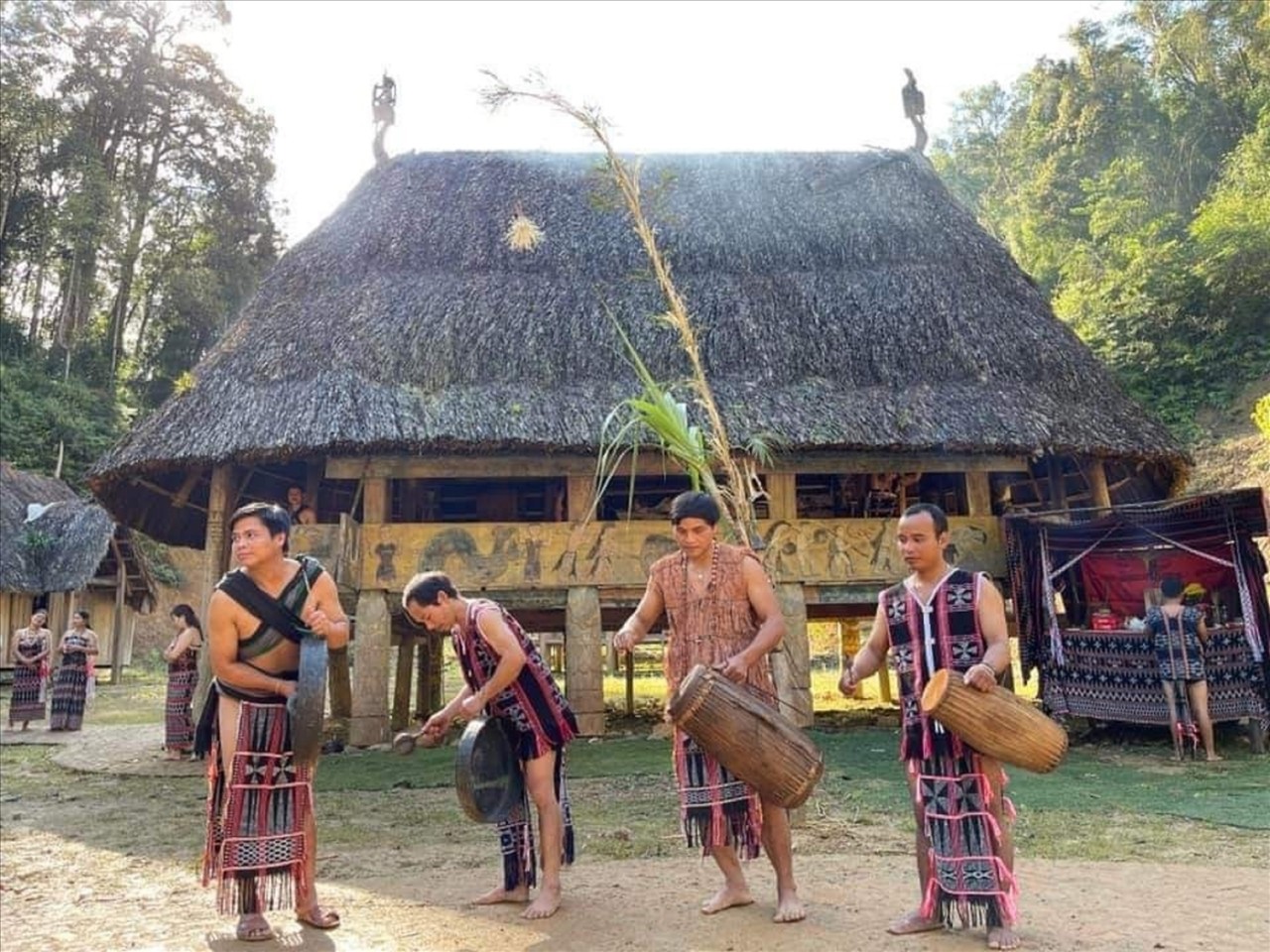 Người Cơ Tu làm du lịch từ những cánh rừng