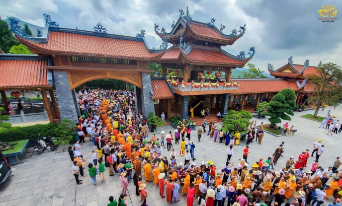 Gần 300 Chư tôn Hòa thượng, Thượng tọa và Tăng Ni nước ngoài dự lễ Phật đản tại Chùa Ba Vàng