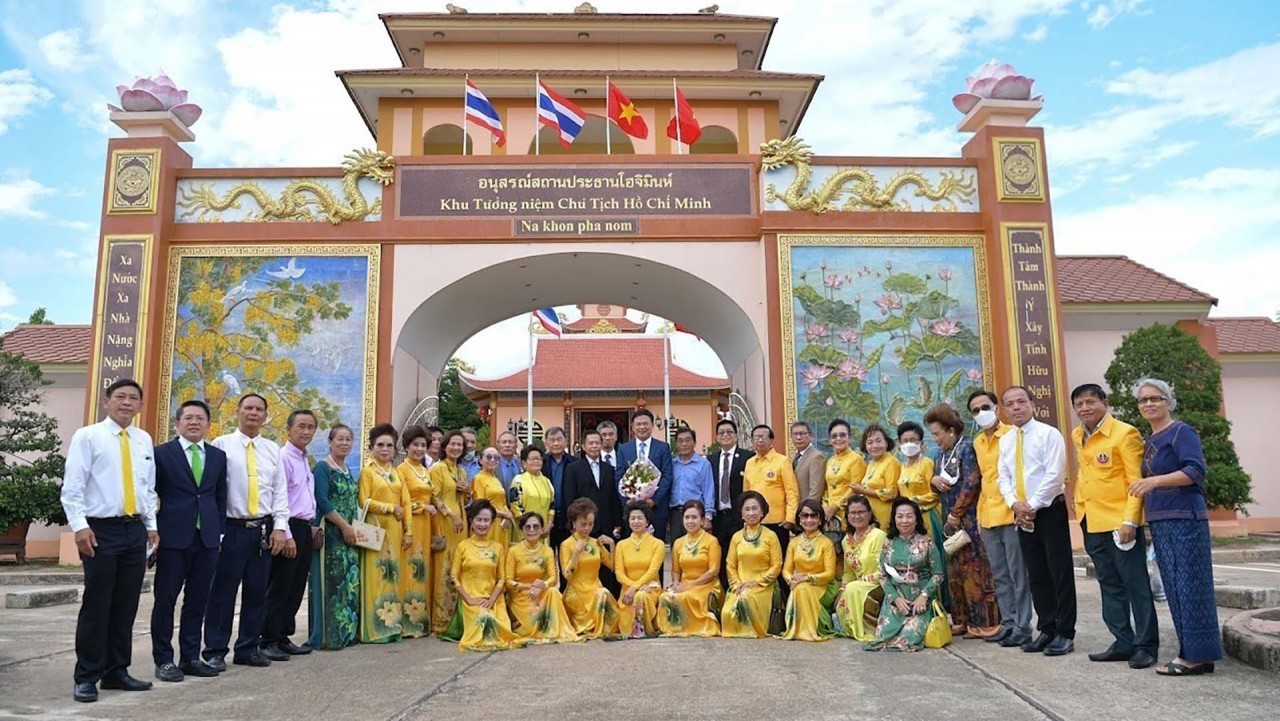Tặng quà, bằng khen cho các kiều bào tại Thái Lan có công với đất nước