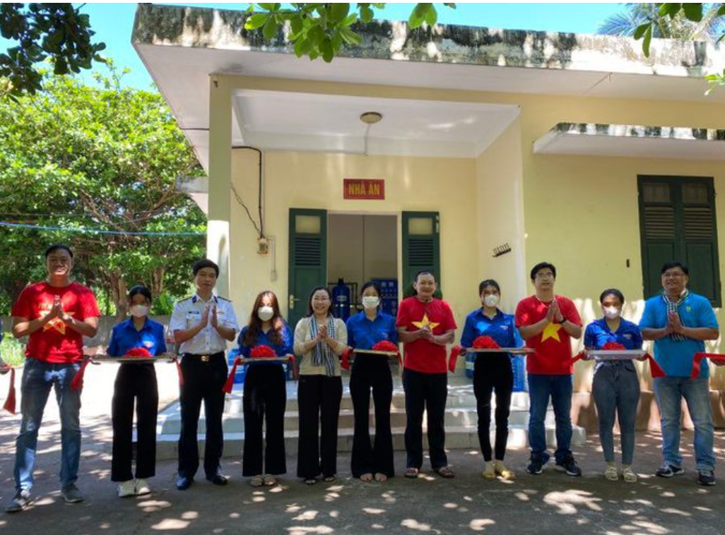 Tặng 500 lá cờ Tổ quốc cho ngư dân huyện đảo Phú Quý, Bình Thuận