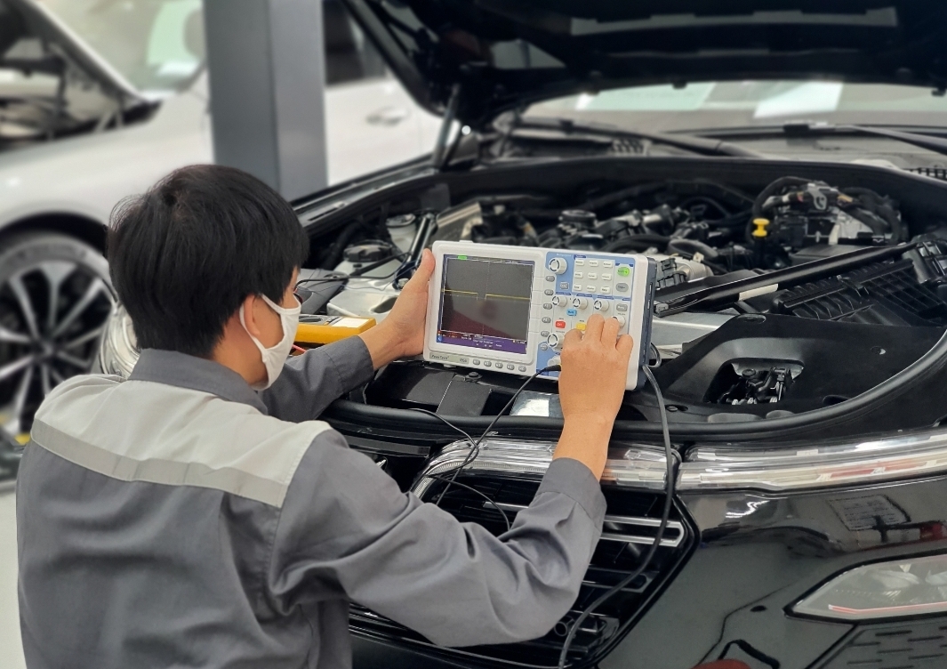 cu bat tay chuan duc cua vinfast va loi giai cho chat luong sinh vien truong nghe