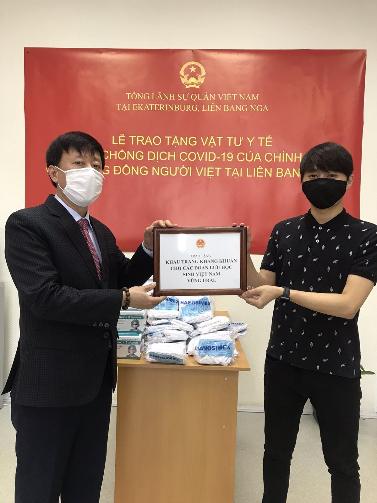 chinh phu viet nam gui tang 18000 khau trang cho cong dong nguoi viet o mien trung lien bang nga