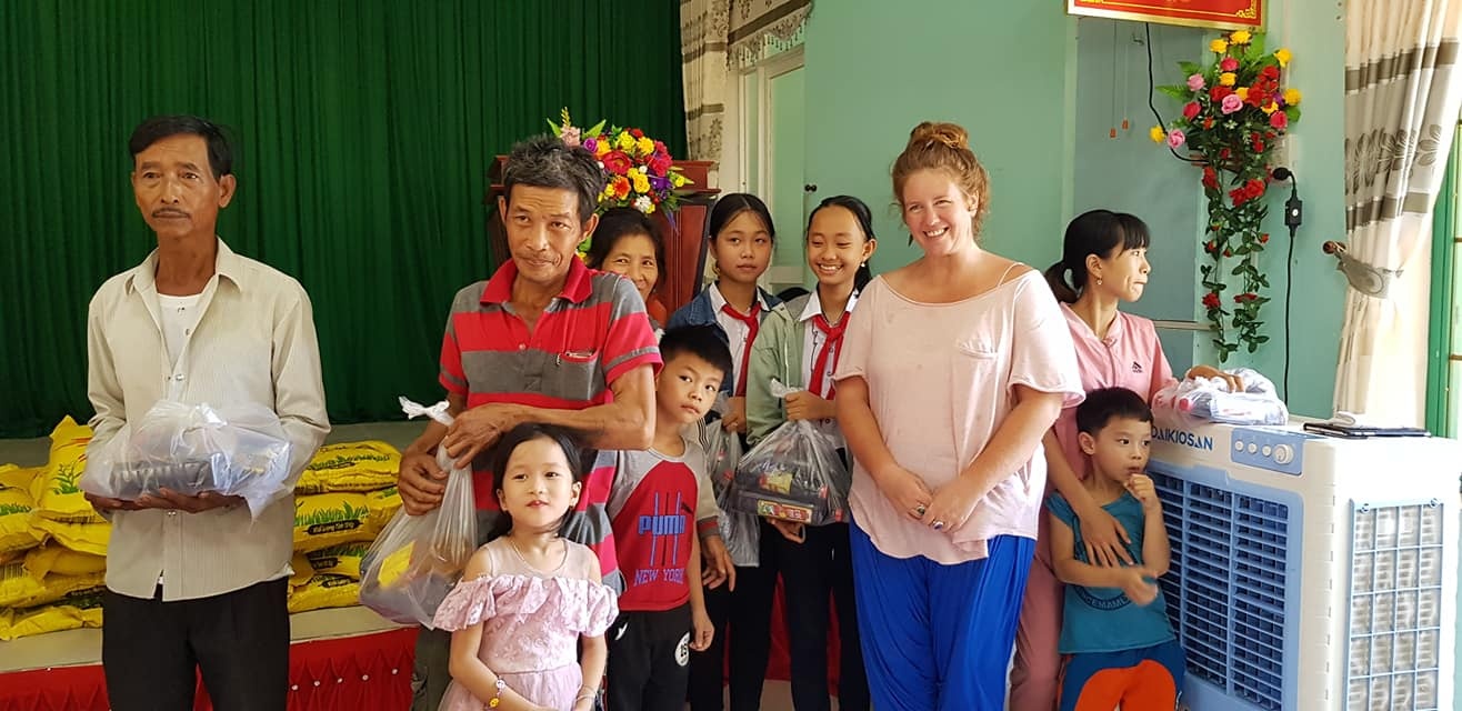 chia trao 200 suat qua cho cac gia dinh co hoan canh kho khan tai quang nam