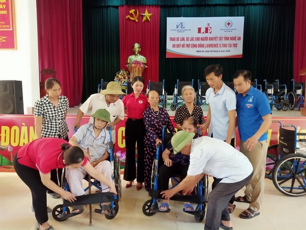 lawrence sting cung dong hanh trao 25 xe lan xe lac cho nguoi khuyet tat huyen hung nguyen tinh nghe an