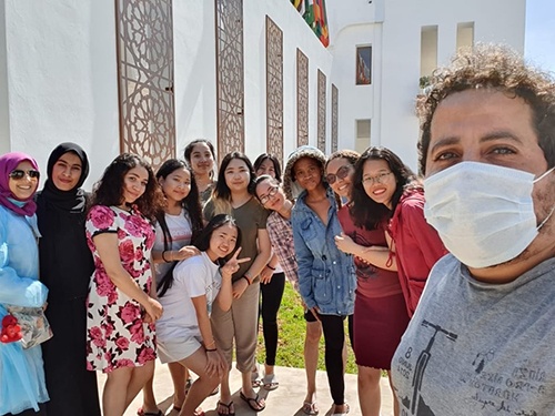cam hoa thu hai ben phai cung cac sinh vien nuoc ngoai tai rabat tham gia tu thien anh baoquocte