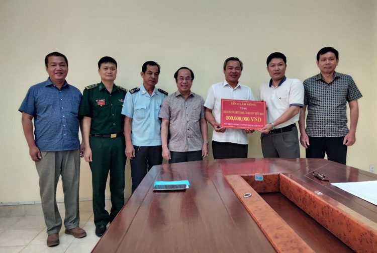 doan cong tac cua tinh lam dong tang 200 trieu dong giup ba con kieu bao campuchia phong chong dich anh baolamdong