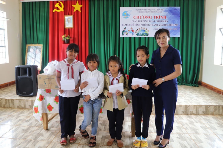 hoi lien hiep phu nu thanh pho bao loc trao hoc bong cho hoc sinh ngheo vuot kho thon nau sri anh khanh phuc