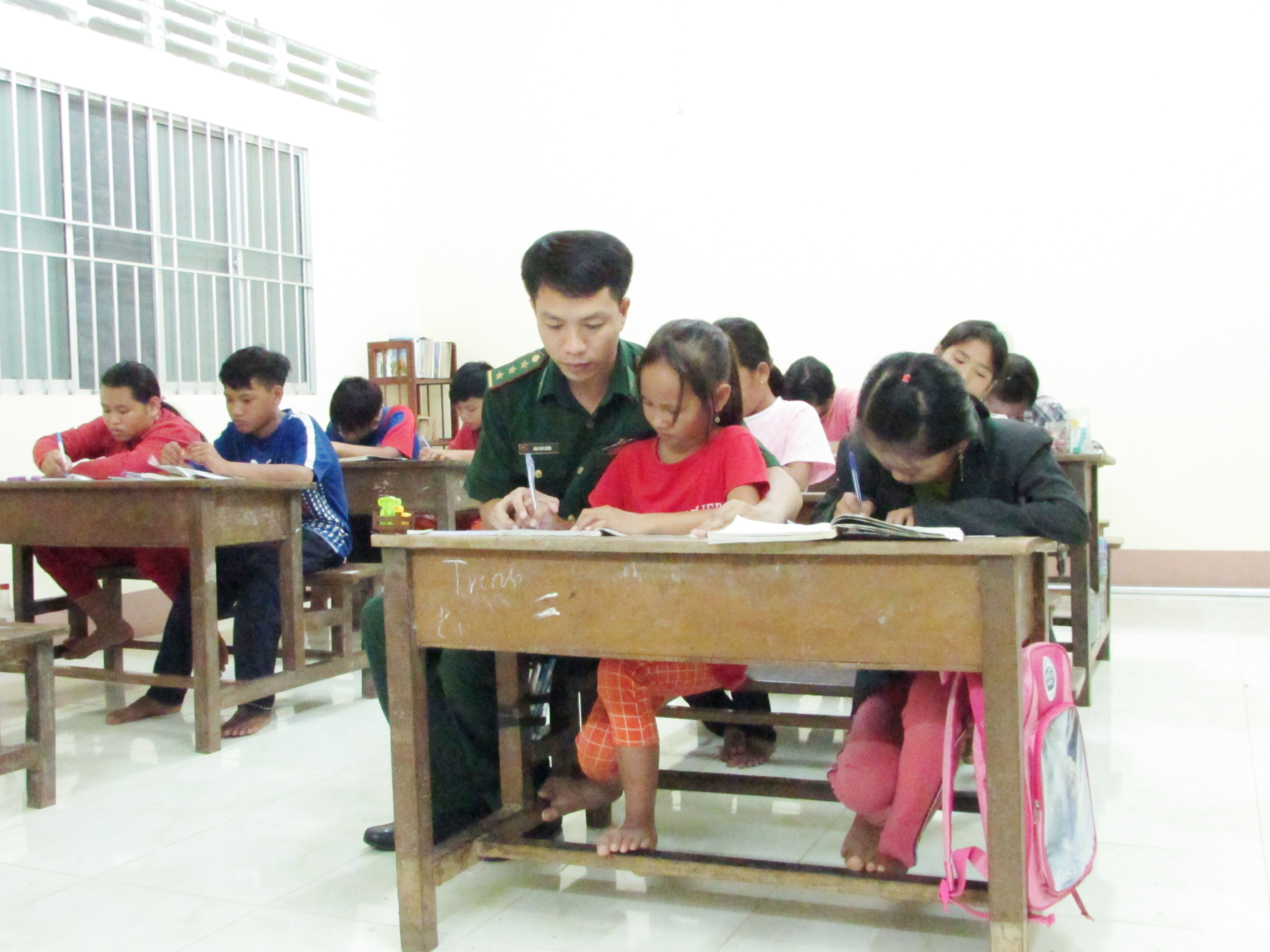 thay giao thuong uy dao dinh luyen va cac hoc tro vung bien anh bien cuong