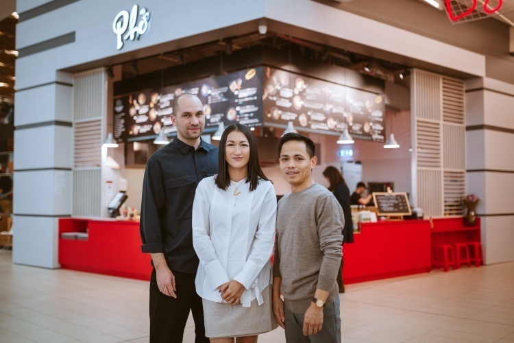 thao huong cung chong jozef trai va anh ho thang tran tai mot nha hang trong chuoi pho anh nhan vat cung cap