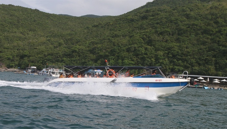 Ca nô đưa du khách đi tham quan vịnh Nha Trang (Ảnh: Hải Luận) ca no dua du khach di tham quan vinh nha trang anh hai luan