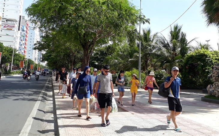Khách du lịch đi dạo trên đường phố Nha Trang, tỉnh Khánh Hòa (Ảnh: Hải Luận) khach du lich di dao tren duong pho nha trang tinh khanh hoa anh hai luan