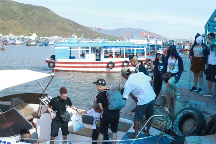 Khách du lịch xuống ca nô đi tham quan các đảo trên vịnh Nha Trang (Ảnh: Hải Luận) khach du lich xuong ca no di tham quan cac dao tren vinh nha trang anh hai luan