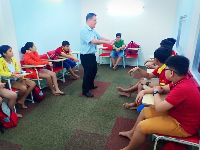 cach day ngoai ngu sinh dong cua thay monty khien nhieu hoc sinh viet thich thu anh hoai nhan