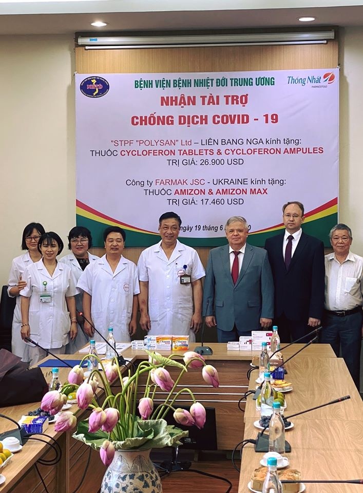 cac dai bieu chup anh luu niem tai buoi le