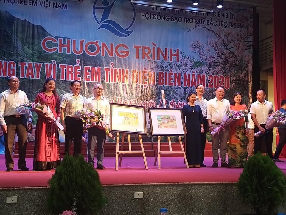 2 buc tranh cua hoc sinh duoc cac don vi nha hao tam dau gia 27 trieu dong dong gop vao cac hoat dong vi tre em 1