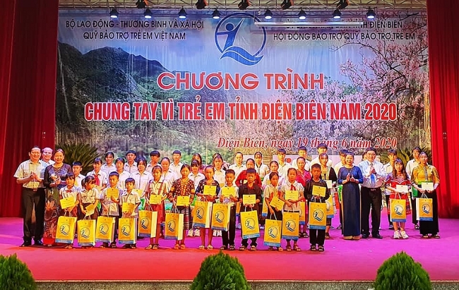 100 suat hoc bong moi suat tri gia 1 trieu dong tien mat va 200000 dong tien qua da duoc trao cho 100 tre em co hoan canh dac biet kho khan