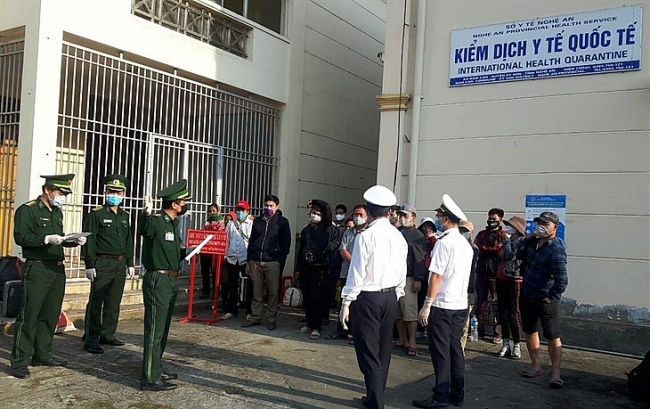 cac luc luong thuc hien nhiem vu tai cua khau quoc te nam can tiep nhan du hoc sinh lao nhap canh qua cua khau anh phuong linh