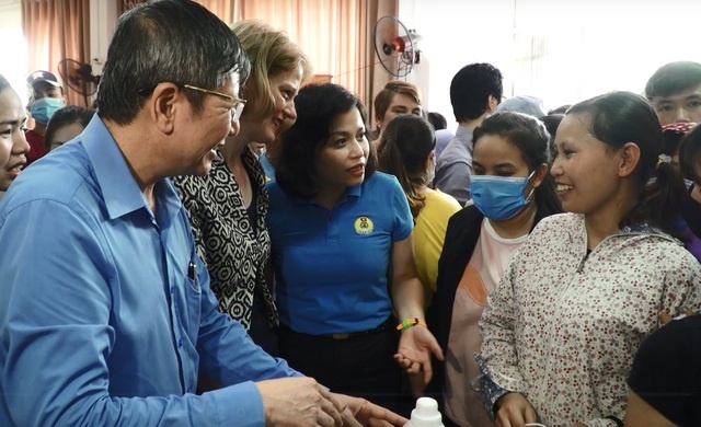 dai su new zealand tai viet nam wendy matthews thu hai tu ben trai tro chuyen voi nhung nguoi mua hang tai sieu thi 0 dong anh an binh