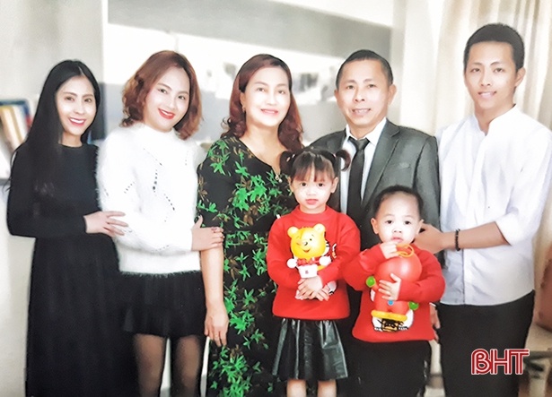 gia dinh hanh phuc cua anh chi pham trong viet xvai chan thon voi nhung nguoi con mang ve dep cua 2 dat nuoc viet nam campuchia anh phong linh