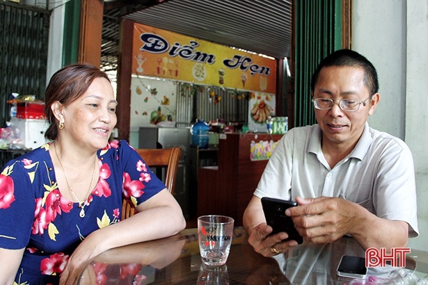 khi con cai deu da di xa niem vui moi ngay cua vo chong chi chan thon la cung theo doi tin tuc cua nguoi than o campuchia va cua con chau tren mang xa hoi facebook anh phong linh