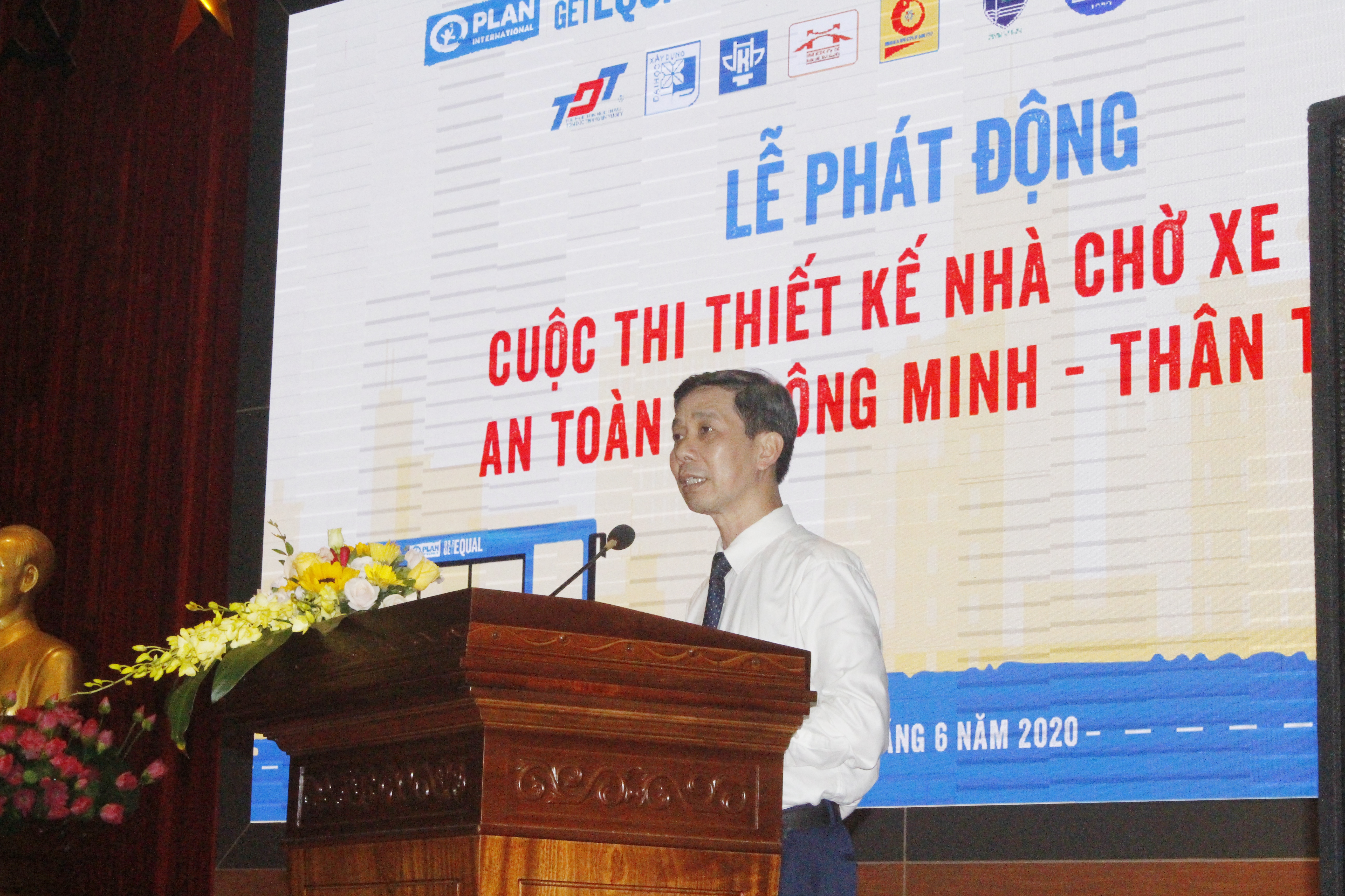 di tim mo hinh nha cho xe buyt an toan thong minh nhat