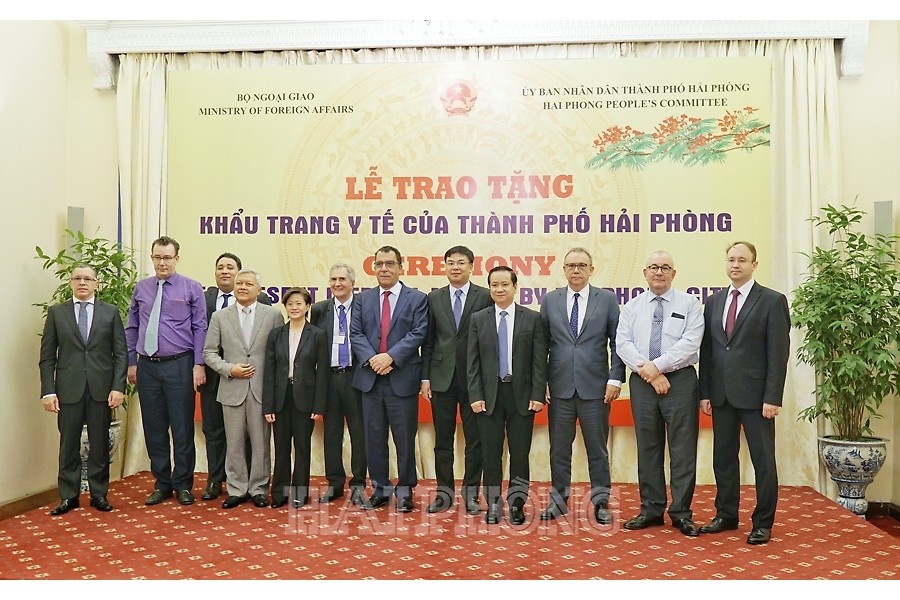 cac dai bieu chup anh luu niem tai buoi le anh baohaiphong
