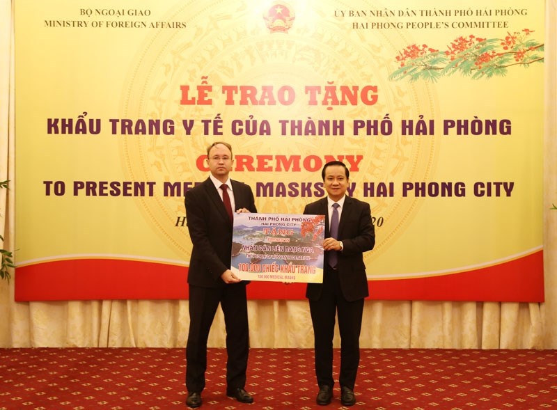 ong nguyen van thanh pho chu tich ubnd thanh pho hai phong anh phai trao khau trang y te tang nhan dan lien bang nga anh haiphonggov