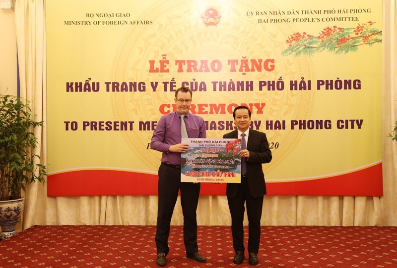 ong nguyen van thanh pho chu tich ubnd thanh pho hai phong anh phai trao khau trang y te tang nhan dan phap anh haiphonggov