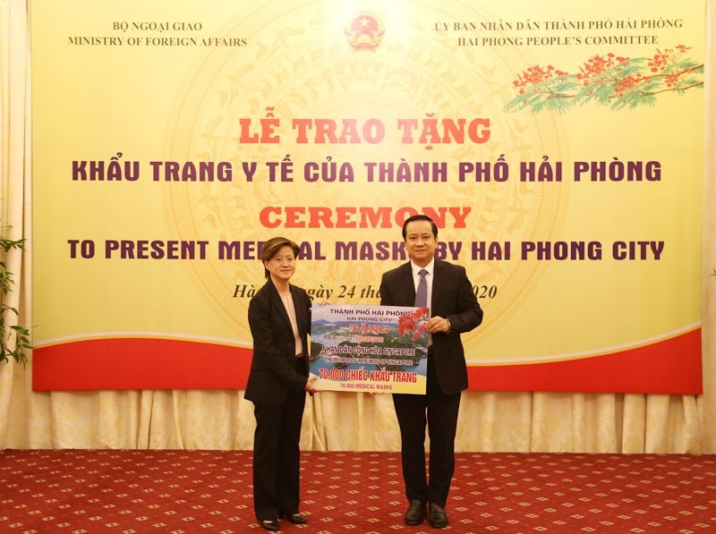 ong nguyen van thanh pho chu tich ubnd thanh pho hai phong anh phai trao khau trang y te tang nhan dan singapore anh haiphonggov