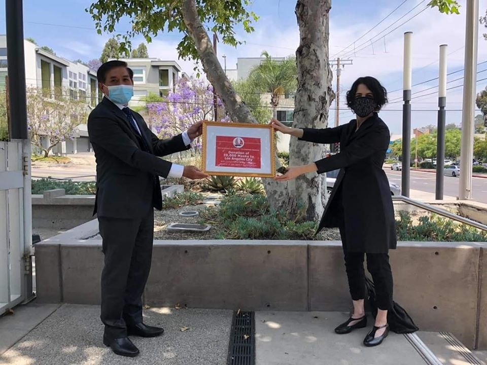 trao khau trang ho tro nguoi dan los angeles chong covid 19