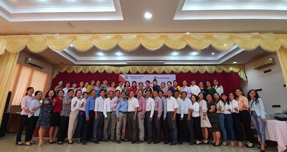 dai dien cac ban nganh doan the va cac truong thu huong du an chup anh luu niem