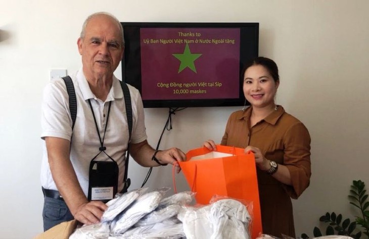 ong george christophides trao tang khau trang cho chi tran thi hien dai dien cong dong tai limassol anh vov