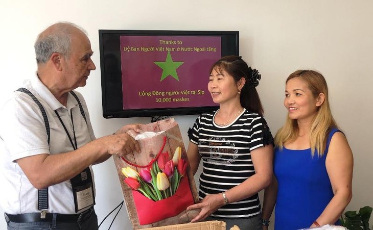 ong george christophides trao tang khau trang cho dai dien nguoi viet o vung nicosia anh vov