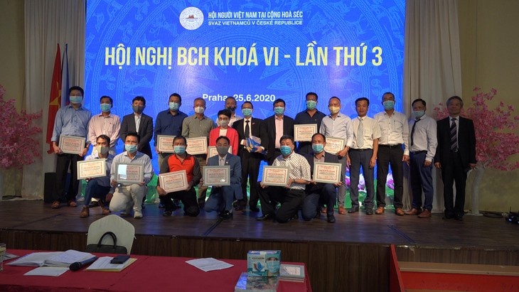 vinh danh tap the va ca nhan co dong gop tich cuc phong chong covid 19 tai sec anh vov