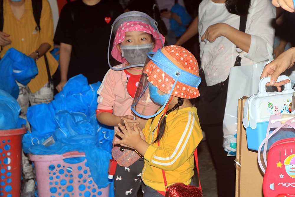 hai em be theo cha me tu singapore ve nuoc deo khau trang non chong giot ban ky luong duoc nguoi lon nhac nho rua tay bang dung dich sat khuan nhieu lan trong ngay