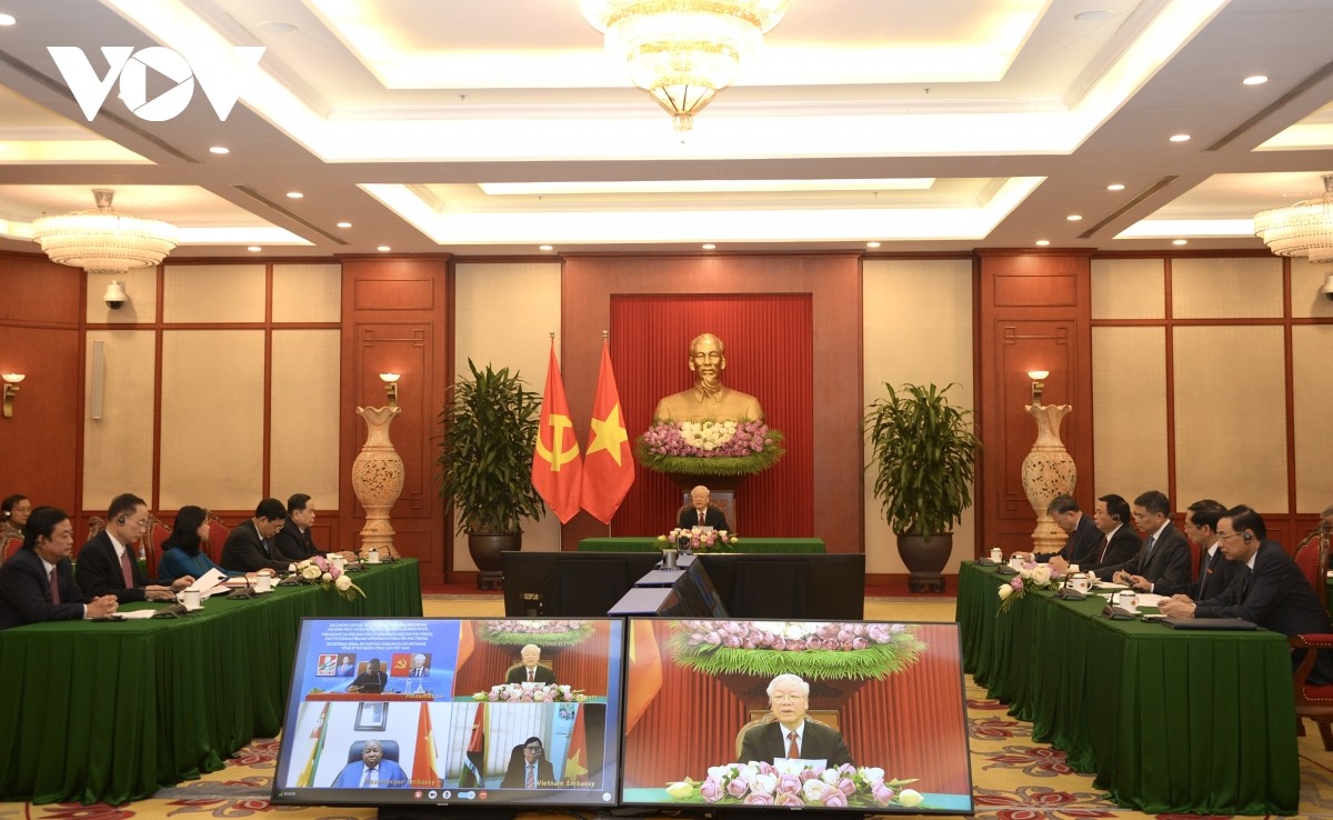 Tổng Bí thư Nguyễn Phú Trọng hội đàm trực tuyến với Tổng thống Mozambique